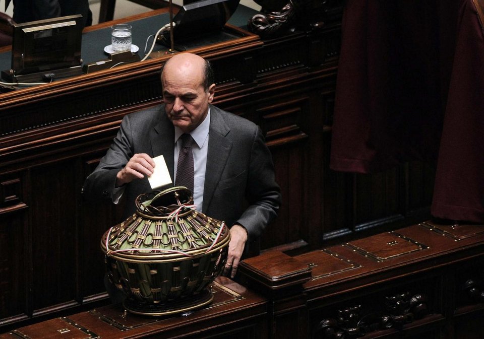 Η συγκλονιστική ζωή του νέου προέδρου της Ιταλίας: Ο δολοφονημένος αδελφός από την Κόζα Νόστρα και η κόντρα με τον Μπερλουσκόνι [εικόνες] | iefimerida.gr 0