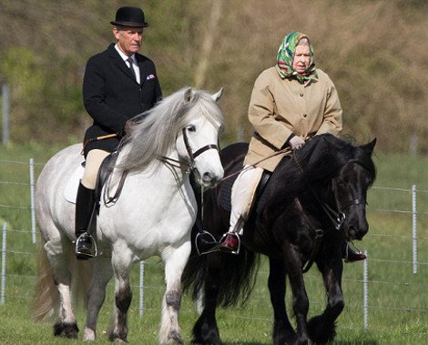 Η βασίλισσα Ελισάβετ όπως δεν την έχετε ξαναδεί -Σαν ηρωίδα από το «Κάτω Παρτάλι», με τσεμπέρι στα κεφάλι, πάνω στο άλογό της [εικόνες] | iefimerida.gr 0