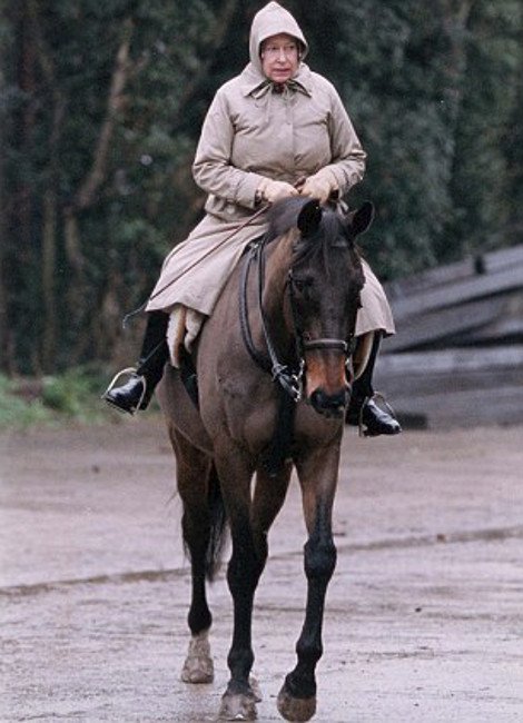 Η βασίλισσα Ελισάβετ όπως δεν την έχετε ξαναδεί -Σαν ηρωίδα από το «Κάτω Παρτάλι», με τσεμπέρι στα κεφάλι, πάνω στο άλογό της [εικόνες] | iefimerida.gr 9