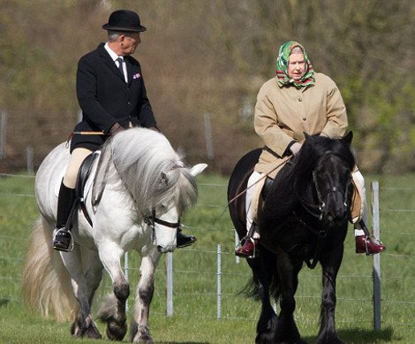 Η βασίλισσα Ελισάβετ όπως δεν την έχετε ξαναδεί -Σαν ηρωίδα από το «Κάτω Παρτάλι», με τσεμπέρι στα κεφάλι, πάνω στο άλογό της [εικόνες] | iefimerida.gr 1
