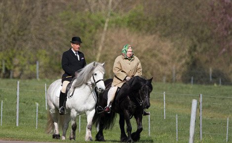 Η βασίλισσα Ελισάβετ όπως δεν την έχετε ξαναδεί -Σαν ηρωίδα από το «Κάτω Παρτάλι», με τσεμπέρι στα κεφάλι, πάνω στο άλογό της [εικόνες] | iefimerida.gr 2