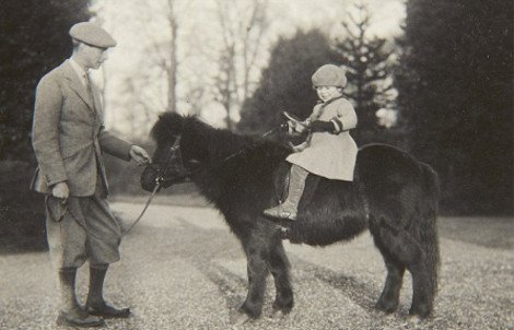 Η βασίλισσα Ελισάβετ όπως δεν την έχετε ξαναδεί -Σαν ηρωίδα από το «Κάτω Παρτάλι», με τσεμπέρι στα κεφάλι, πάνω στο άλογό της [εικόνες] | iefimerida.gr 3