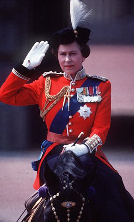 Η βασίλισσα Ελισάβετ όπως δεν την έχετε ξαναδεί -Σαν ηρωίδα από το «Κάτω Παρτάλι», με τσεμπέρι στα κεφάλι, πάνω στο άλογό της [εικόνες] | iefimerida.gr 4