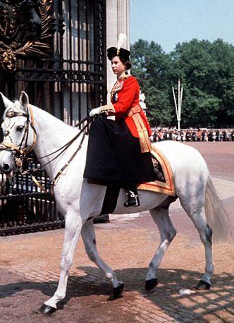 Η βασίλισσα Ελισάβετ όπως δεν την έχετε ξαναδεί -Σαν ηρωίδα από το «Κάτω Παρτάλι», με τσεμπέρι στα κεφάλι, πάνω στο άλογό της [εικόνες] | iefimerida.gr 5