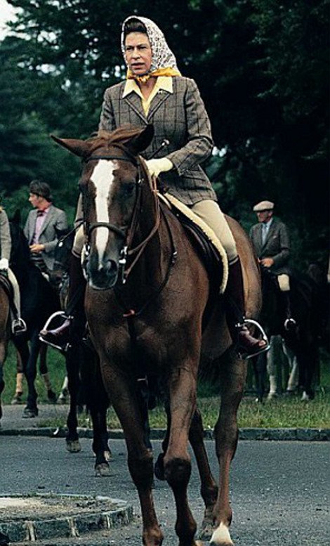 Η βασίλισσα Ελισάβετ όπως δεν την έχετε ξαναδεί -Σαν ηρωίδα από το «Κάτω Παρτάλι», με τσεμπέρι στα κεφάλι, πάνω στο άλογό της [εικόνες] | iefimerida.gr 6