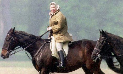 Η βασίλισσα Ελισάβετ όπως δεν την έχετε ξαναδεί -Σαν ηρωίδα από το «Κάτω Παρτάλι», με τσεμπέρι στα κεφάλι, πάνω στο άλογό της [εικόνες] | iefimerida.gr 7