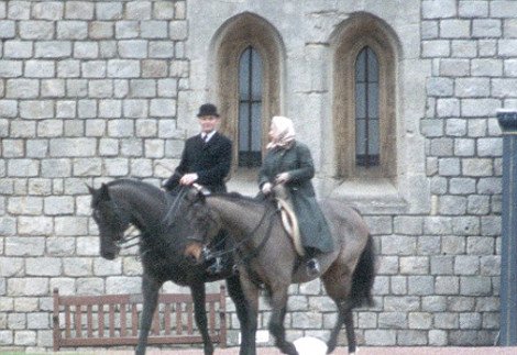 Η βασίλισσα Ελισάβετ όπως δεν την έχετε ξαναδεί -Σαν ηρωίδα από το «Κάτω Παρτάλι», με τσεμπέρι στα κεφάλι, πάνω στο άλογό της [εικόνες] | iefimerida.gr 8