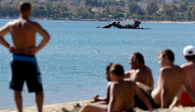 Μισοβυθισμένο στη θάλασσα το Απάτσι της Αεροπορίας Στρατού που έπεσε στη Β.Ελλάδα [εικόνες & βίντεο] | iefimerida.gr 1