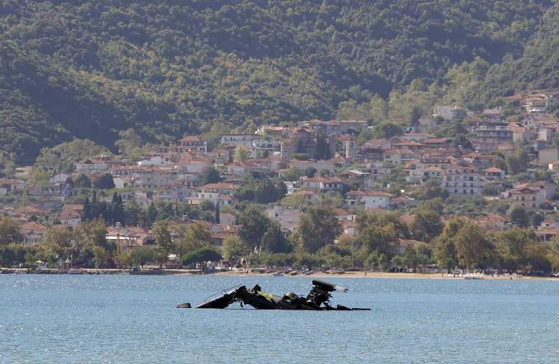 Μισοβυθισμένο στη θάλασσα το Απάτσι της Αεροπορίας Στρατού που έπεσε στη Β.Ελλάδα [εικόνες & βίντεο] | iefimerida.gr 2