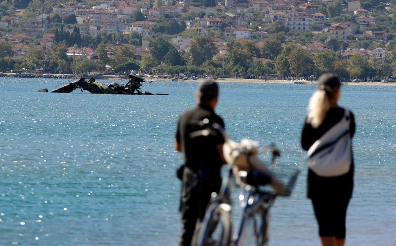 Μισοβυθισμένο στη θάλασσα το Απάτσι της Αεροπορίας Στρατού που έπεσε στη Β.Ελλάδα [εικόνες & βίντεο] | iefimerida.gr 3