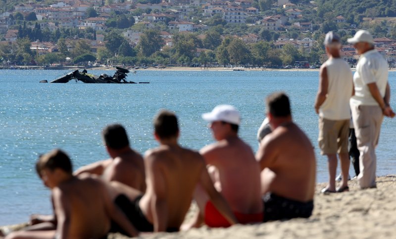 Μισοβυθισμένο στη θάλασσα το Απάτσι της Αεροπορίας Στρατού που έπεσε στη Β.Ελλάδα [εικόνες & βίντεο] | iefimerida.gr 4