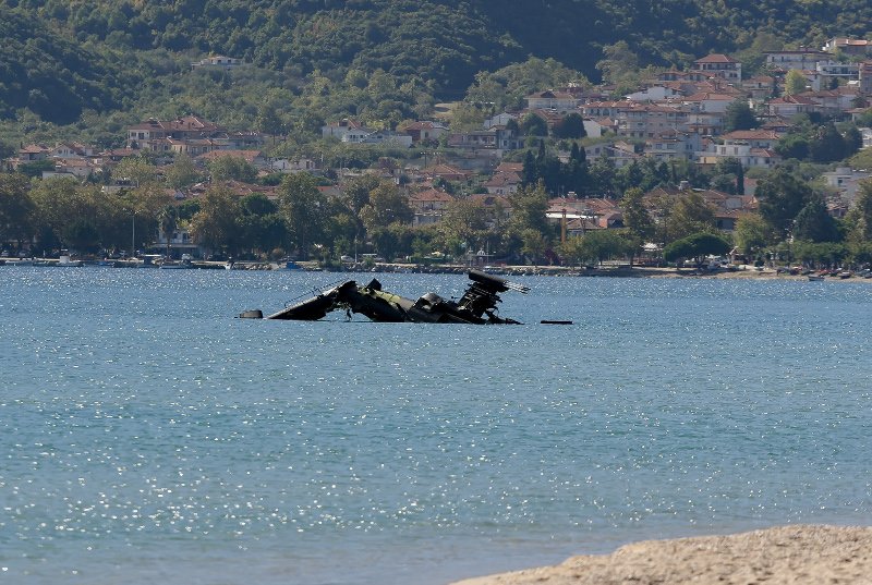 Μισοβυθισμένο στη θάλασσα το Απάτσι της Αεροπορίας Στρατού που έπεσε στη Β.Ελλάδα [εικόνες & βίντεο] | iefimerida.gr 5