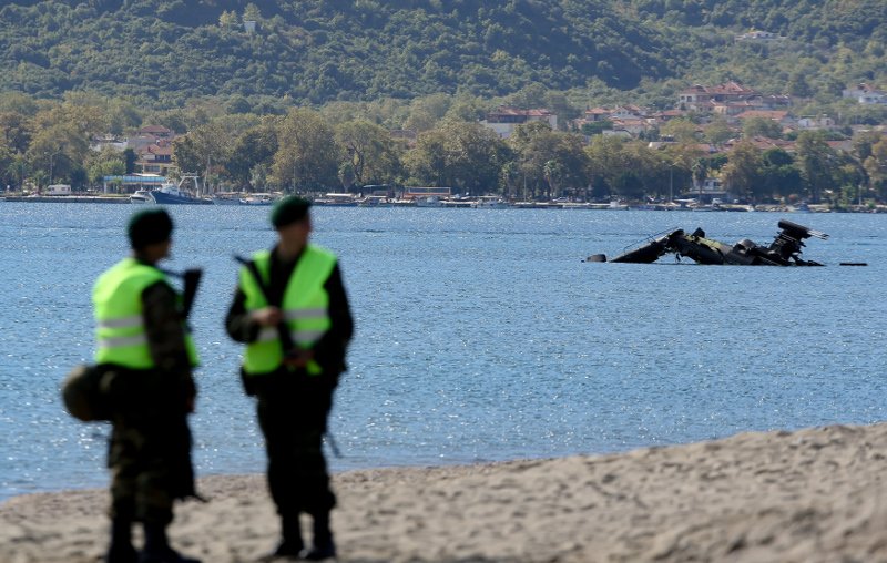 Μισοβυθισμένο στη θάλασσα το Απάτσι της Αεροπορίας Στρατού που έπεσε στη Β.Ελλάδα [εικόνες & βίντεο] | iefimerida.gr 6