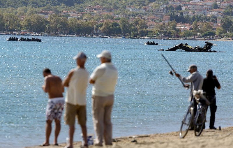 Μισοβυθισμένο στη θάλασσα το Απάτσι της Αεροπορίας Στρατού που έπεσε στη Β.Ελλάδα [εικόνες & βίντεο] | iefimerida.gr 8