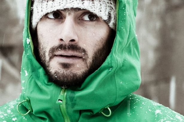 Ζευγάρι έκανε αναρρίχηση στα παγωμένα νερά καταρράκτη 150 μέτρων! [εικόνες] | iefimerida.gr 1