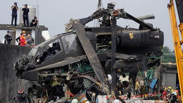 Γκάφα ολκής: Εριξαν... ελαττωματικό ελικόπτερο Απάτσι σε ταράτσα [εικόνες] | iefimerida.gr 0