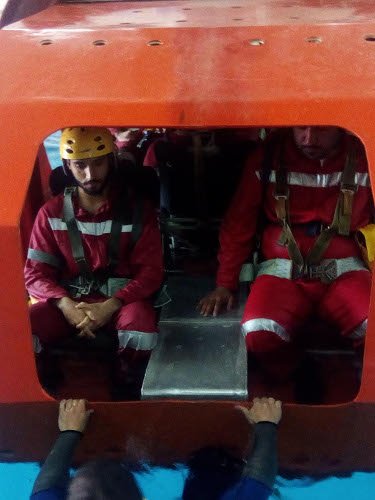 Eτσι εγκαταλείπουν τα βυθιζόμενα ελικόπτερα τα στελέχη των Ενόπλων Δυνάμεων [εικόνες] | iefimerida.gr 1