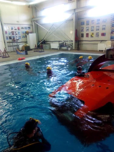 Eτσι εγκαταλείπουν τα βυθιζόμενα ελικόπτερα τα στελέχη των Ενόπλων Δυνάμεων [εικόνες] | iefimerida.gr 2