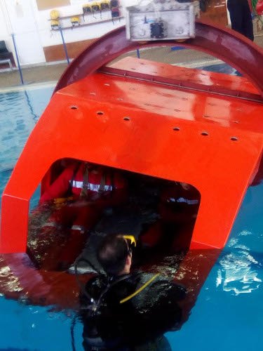 Eτσι εγκαταλείπουν τα βυθιζόμενα ελικόπτερα τα στελέχη των Ενόπλων Δυνάμεων [εικόνες] | iefimerida.gr 3