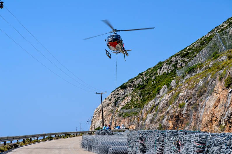 Εντυπωσιακό: Ελικόπτερο πετά πάνω από τον Μύρτο και συμμετέχει σε έργα για τις πτώσεις βράχων! [εικόνες & βίντεο] | iefimerida.gr 2
