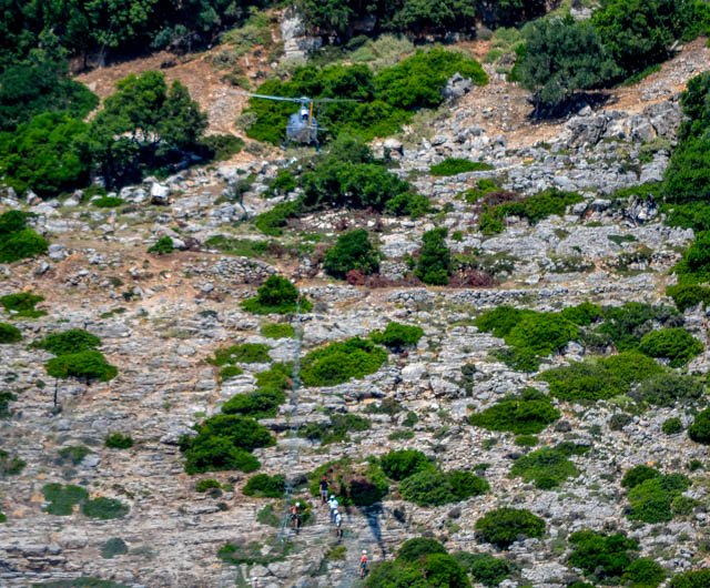 Εντυπωσιακό: Ελικόπτερο πετά πάνω από τον Μύρτο και συμμετέχει σε έργα για τις πτώσεις βράχων! [εικόνες & βίντεο] | iefimerida.gr 1