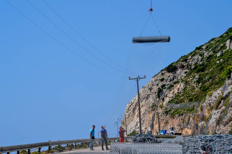 Εντυπωσιακό: Ελικόπτερο πετά πάνω από τον Μύρτο και συμμετέχει σε έργα για τις πτώσεις βράχων! [εικόνες & βίντεο] | iefimerida.gr 3