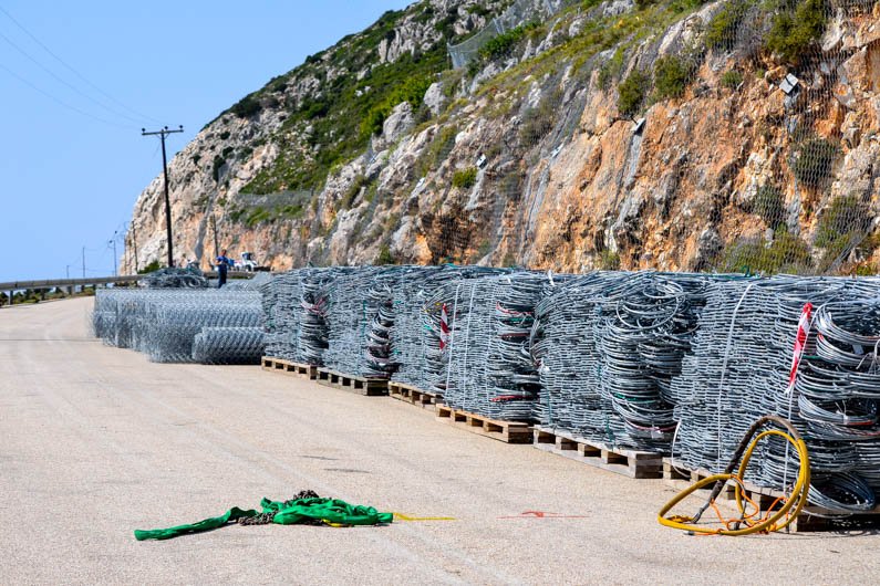 Εντυπωσιακό: Ελικόπτερο πετά πάνω από τον Μύρτο και συμμετέχει σε έργα για τις πτώσεις βράχων! [εικόνες & βίντεο] | iefimerida.gr 4