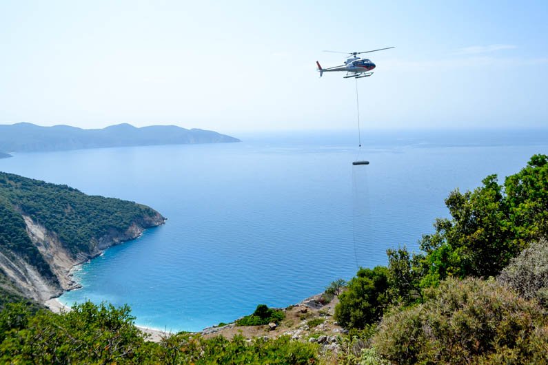 Εντυπωσιακό: Ελικόπτερο πετά πάνω από τον Μύρτο και συμμετέχει σε έργα για τις πτώσεις βράχων! [εικόνες & βίντεο] | iefimerida.gr 5