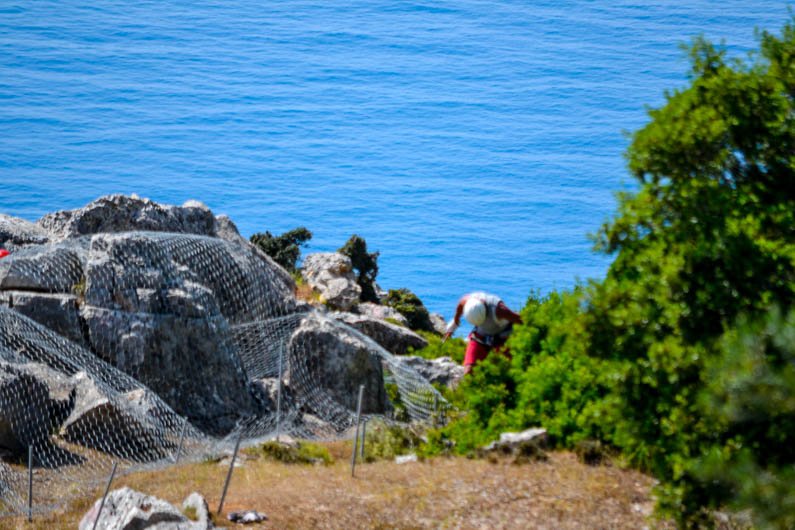 Εντυπωσιακό: Ελικόπτερο πετά πάνω από τον Μύρτο και συμμετέχει σε έργα για τις πτώσεις βράχων! [εικόνες & βίντεο] | iefimerida.gr 6