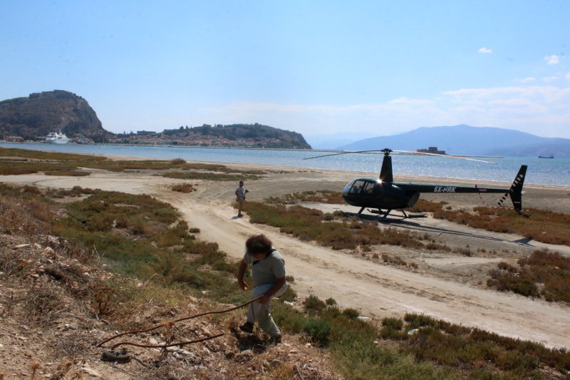 Ελικόπτερο προσγειώθηκε στην παραλιακή Ναυπλίου-Νέας Κίου- Αφωνοι οι περαστικοί [εικόνες] | iefimerida.gr 0