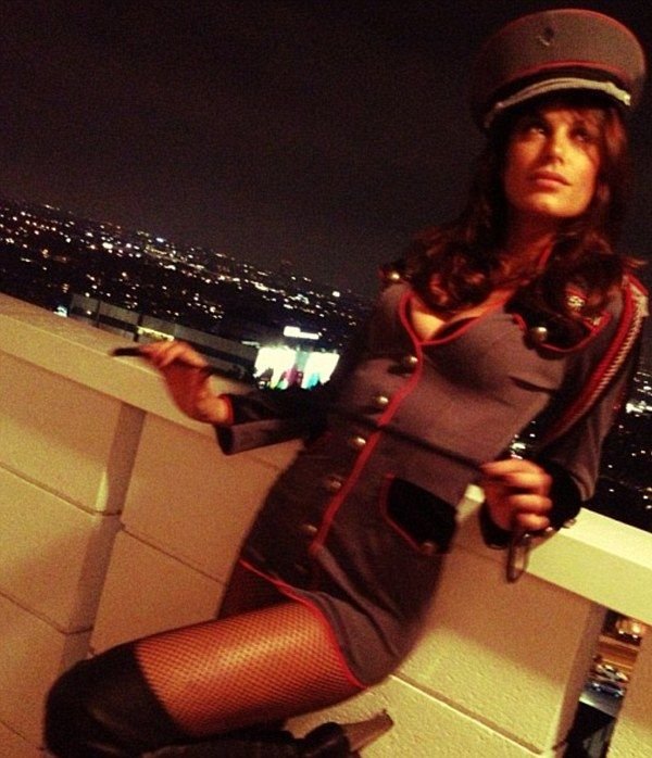 Η Ελιζαμπέτα Κανάλις ποζάρει με νάζι ντυμένη σέξι στρατηγός [εικόνες] | iefimerida.gr 0