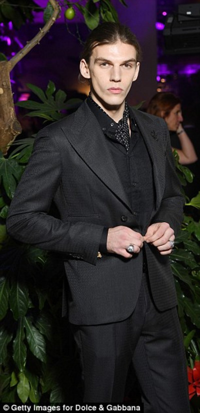 Επίθεση με μαχαίρι δέχθηκε ο 21χρονος ανιψιός της Ελίζαμπεθ Χάρλεϊ [εικόνες] | iefimerida.gr 1