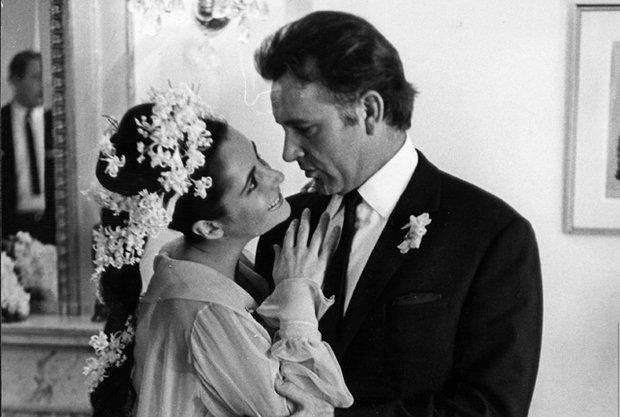 Φλασκί με ουίσκι, σφυρίχτρες και κινητό- Αντικείμενα που πήραν 10 διάσημοι στον άλλο «κόσμο» [εικόνες]  | iefimerida.gr 9