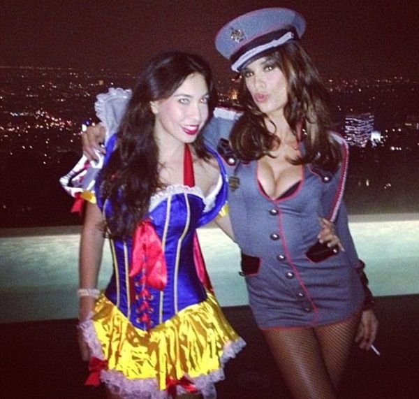 Η Ελιζαμπέτα Κανάλις ποζάρει με νάζι ντυμένη σέξι στρατηγός [εικόνες] | iefimerida.gr 1