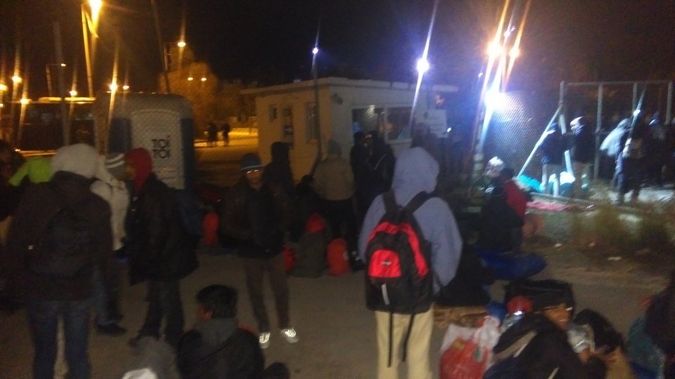 Αλαλούμ χωρίς τέλος με τους μετανάστες -Τους έδιωξαν από τα γήπεδα και εκείνοι κατασκήνωσαν απ' έξω | iefimerida.gr 3