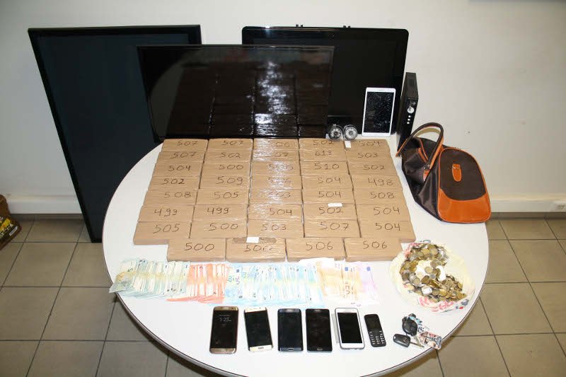 Μητέρα και κόρη διακινούσαν ναρκωτικά στη Θεσσαλονίκη -Τι βρήκε η ΕΛ.ΑΣ. στο σπίτι τους [εικόνα] | iefimerida.gr 0