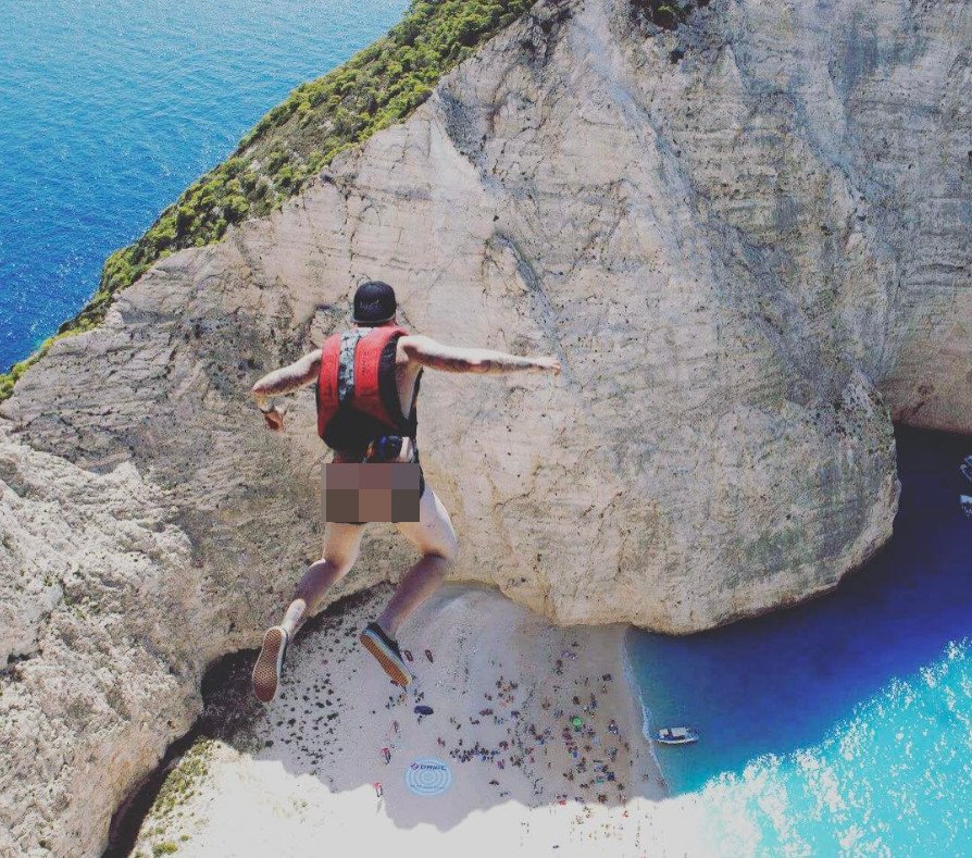 Είναι μόδα: Τουρίστες έρχονται στην Ελλάδα, κατεβάζουν τα παντελόνια τους μέρα μεσημέρι και φωτογραφίζουν τα οπίσθιά τους [εικόνες] | iefimerida.gr 0