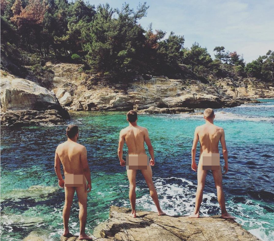 Είναι μόδα: Τουρίστες έρχονται στην Ελλάδα, κατεβάζουν τα παντελόνια τους μέρα μεσημέρι και φωτογραφίζουν τα οπίσθιά τους [εικόνες] | iefimerida.gr 2