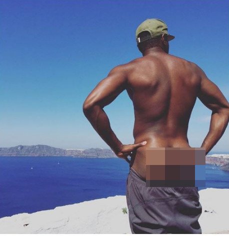 Είναι μόδα: Τουρίστες έρχονται στην Ελλάδα, κατεβάζουν τα παντελόνια τους μέρα μεσημέρι και φωτογραφίζουν τα οπίσθιά τους [εικόνες] | iefimerida.gr 3