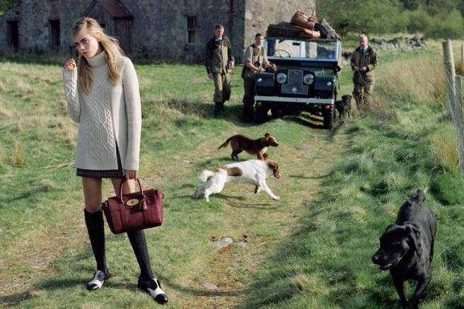 Η Κάρα Ντέλεβιν τα «σπάει» στη φωτογράφιση της Mulberry -Εκρηκτική ακόμη και με πουλόβερ [εικόνες & βίντεο] | iefimerida.gr 1