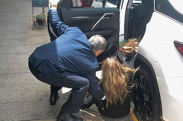 Ο οδηγός του αυτοκινήτου έσπευσε να την βοηθήσει
