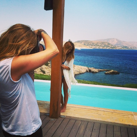 Η selfie με τα ατελείωτα πόδια της Κοκκίνου που τρέλανε το Ιντερνετ [εικόνα] | iefimerida.gr 0