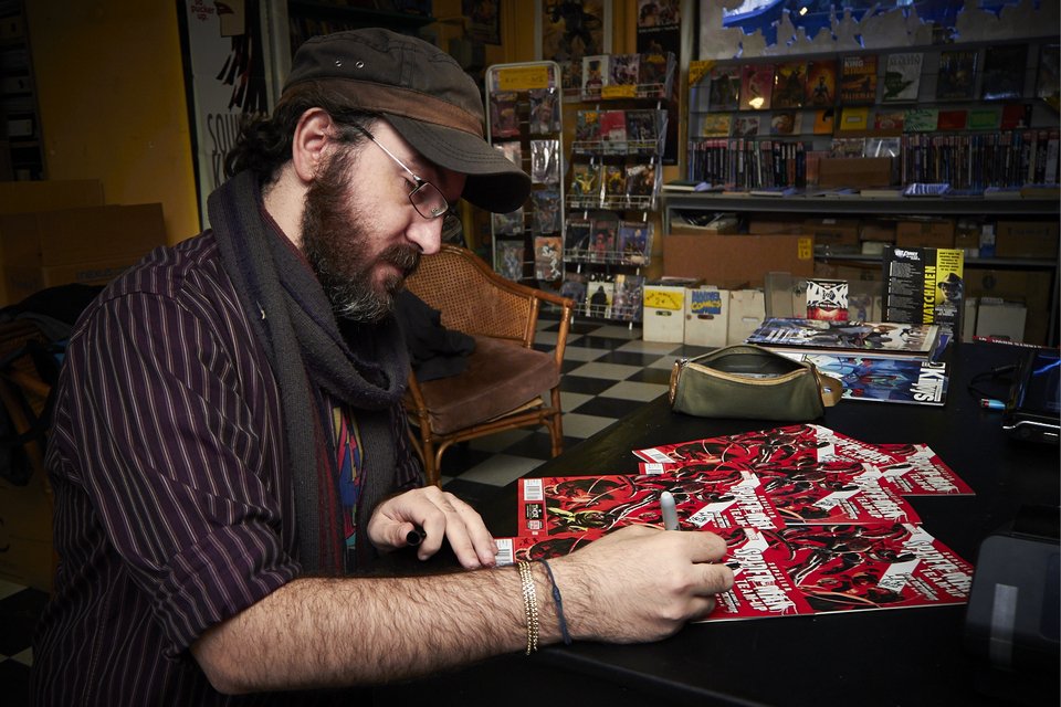 Mιχάλης Διαλυνάς -Ο Κρητικός που σχεδιάζει σούπερ ήρωες στο Μέγαρο της Marvel [εικόνες] | iefimerida.gr 2