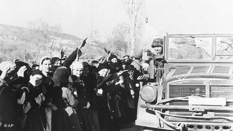 Έλληνες χωρικοί κάπου στην ύπαιθρο τον Μάιο του 1941 υποδέχονται τα στρατεύματα Κατοχής με τον ναζιστικό χαιρετισμό