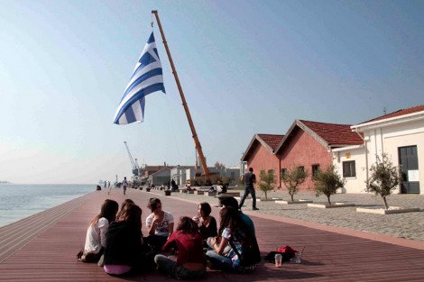 Η Γαλανόλευκη που έχει μπει στο Γκίνες ως η μεγαλύτερη σημαία του κόσμου κυματίζει στη Θεσσαλονίκη [εικόνες] | iefimerida.gr 0