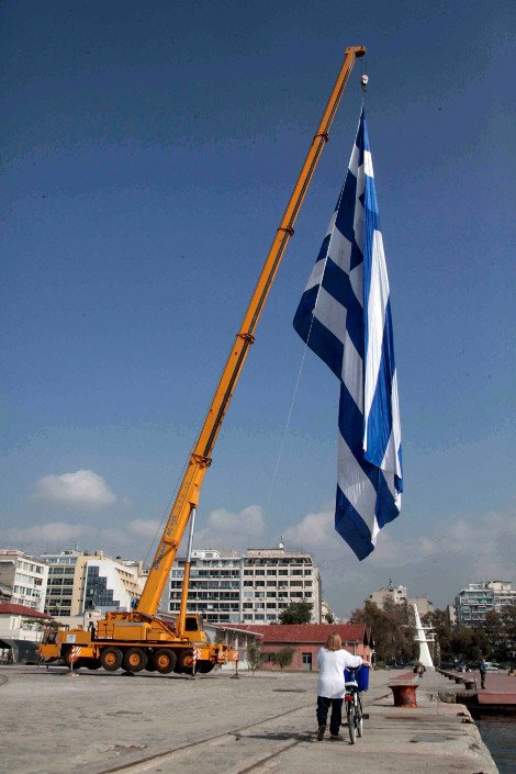 Η Γαλανόλευκη που έχει μπει στο Γκίνες ως η μεγαλύτερη σημαία του κόσμου κυματίζει στη Θεσσαλονίκη [εικόνες] | iefimerida.gr 2