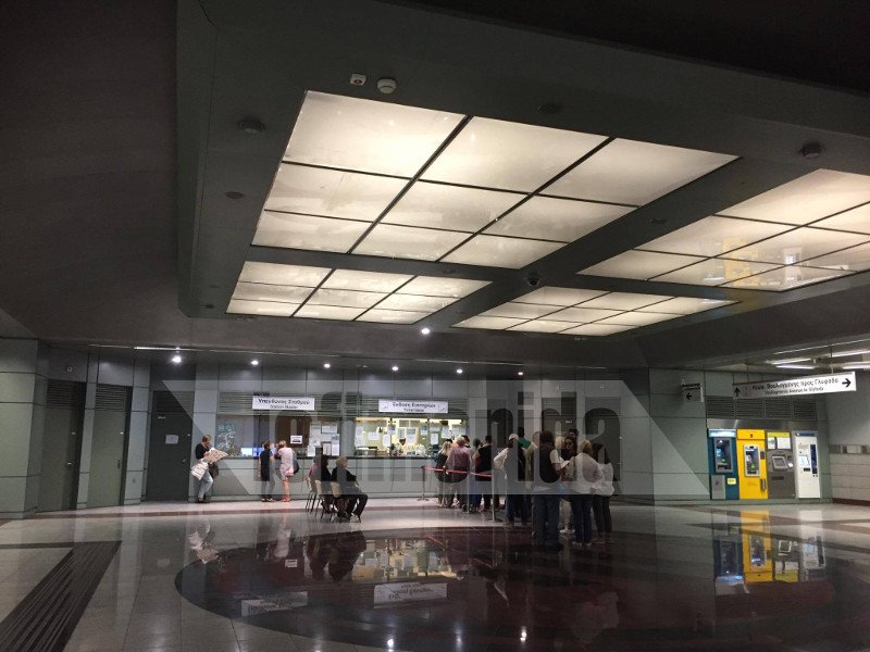 Ταλαιπωρία στα εκδοτήρια του Μετρό για τις ηλεκτρονικές κάρτες -Εβαλαν καρέκλες για τους ηλικιωμένους [εικόνες] | iefimerida.gr 1