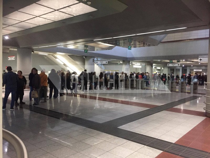 Χάος για ένα ηλεκτρονικό εισιτήριο -Ατελείωτες ουρές χιλιάδων ατόμων [εικόνες] | iefimerida.gr 3