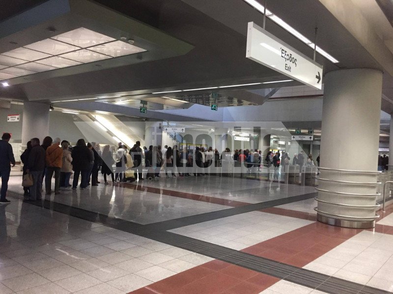 Χάος για ένα ηλεκτρονικό εισιτήριο -Ατελείωτες ουρές χιλιάδων ατόμων [εικόνες] | iefimerida.gr 4