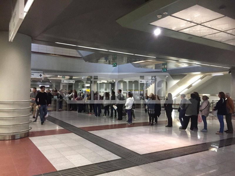 Χάος για ένα ηλεκτρονικό εισιτήριο -Ατελείωτες ουρές χιλιάδων ατόμων [εικόνες] | iefimerida.gr 5
